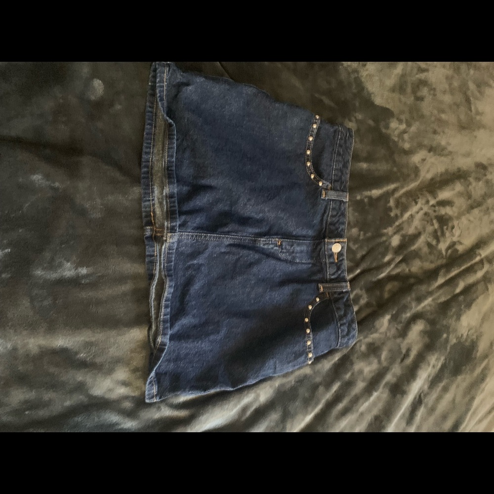 y2k skirt with studs it slaysssssss size 4